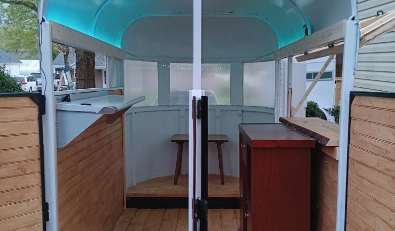 
								Classic Black and White Mobile Bar full									