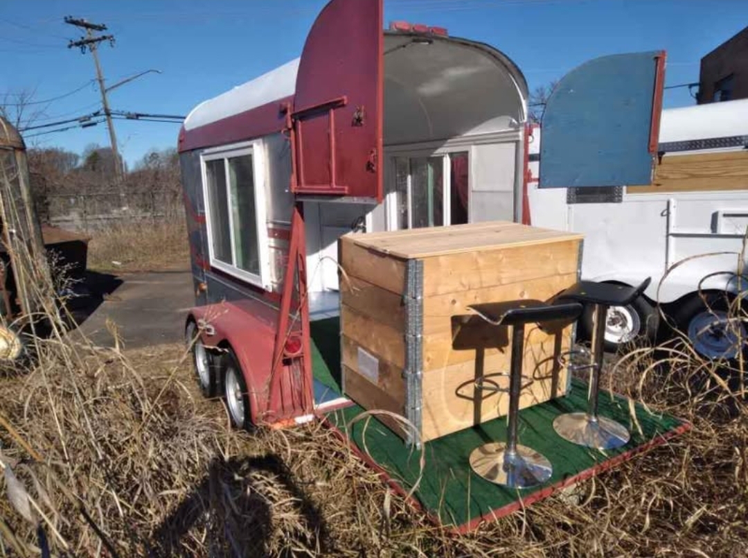 Fully Enclosed Mobile Bar
