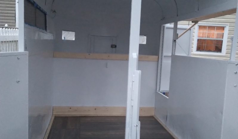 
								White and Pink Horse Trailer Bar full									