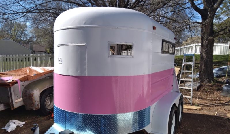 
								White and Pink Horse Trailer Bar full									