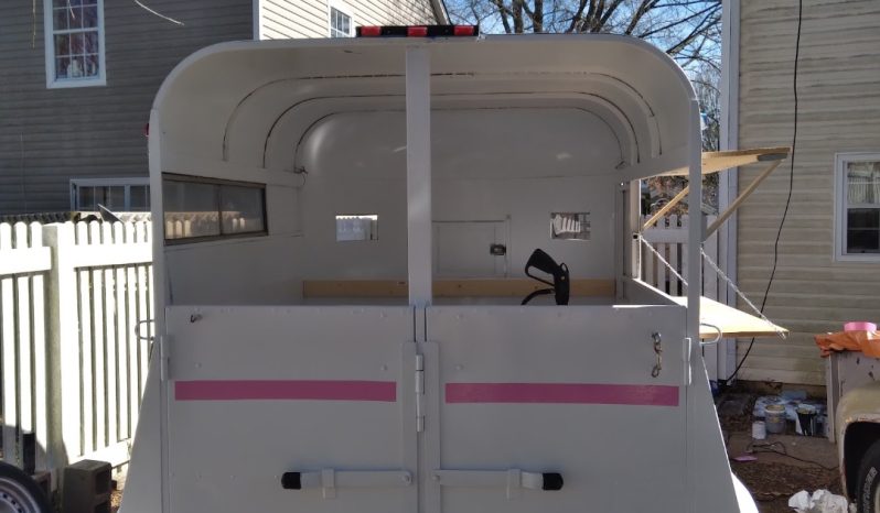 
								White and Pink Horse Trailer Bar full									