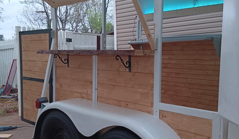 
								Classic Black and White Mobile Bar full									