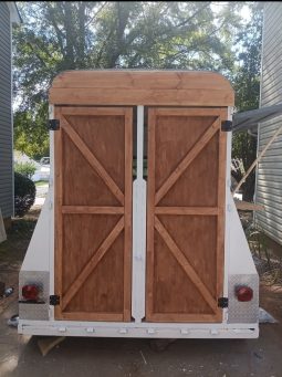 
										Converted Horse Trailer full									