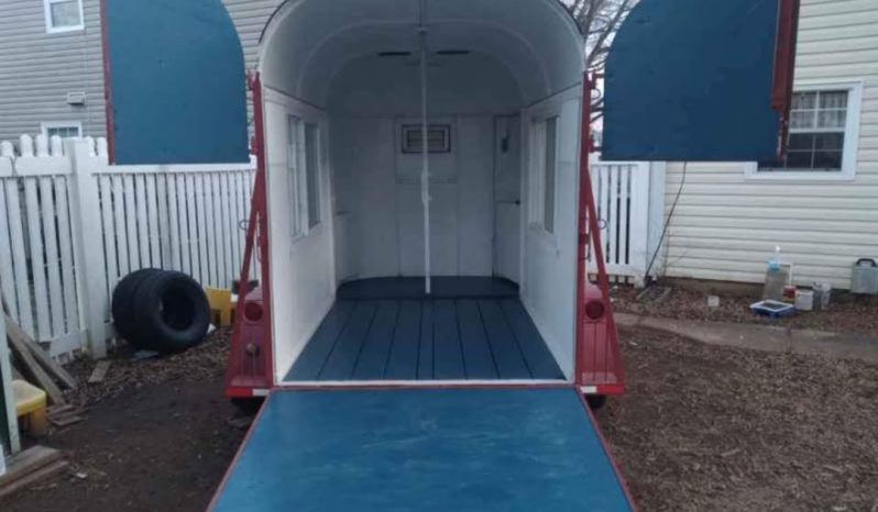 
								Fully Enclosed Mobile Bar full									