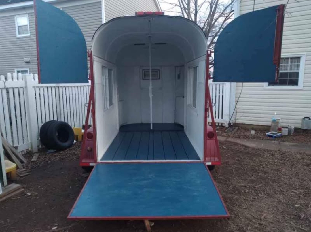 Fully Enclosed Mobile Bar