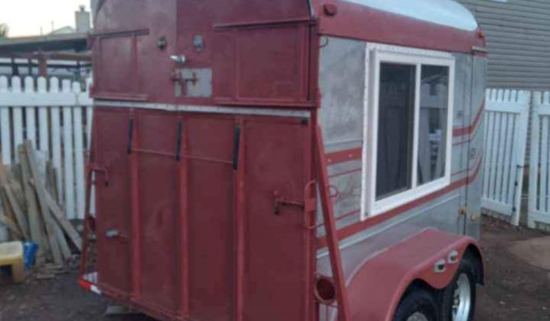 
								Fully Enclosed Mobile Bar full									
