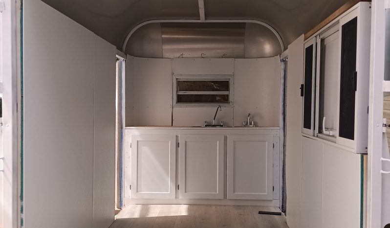 
								Fully Enclosed Mobile Bar full									