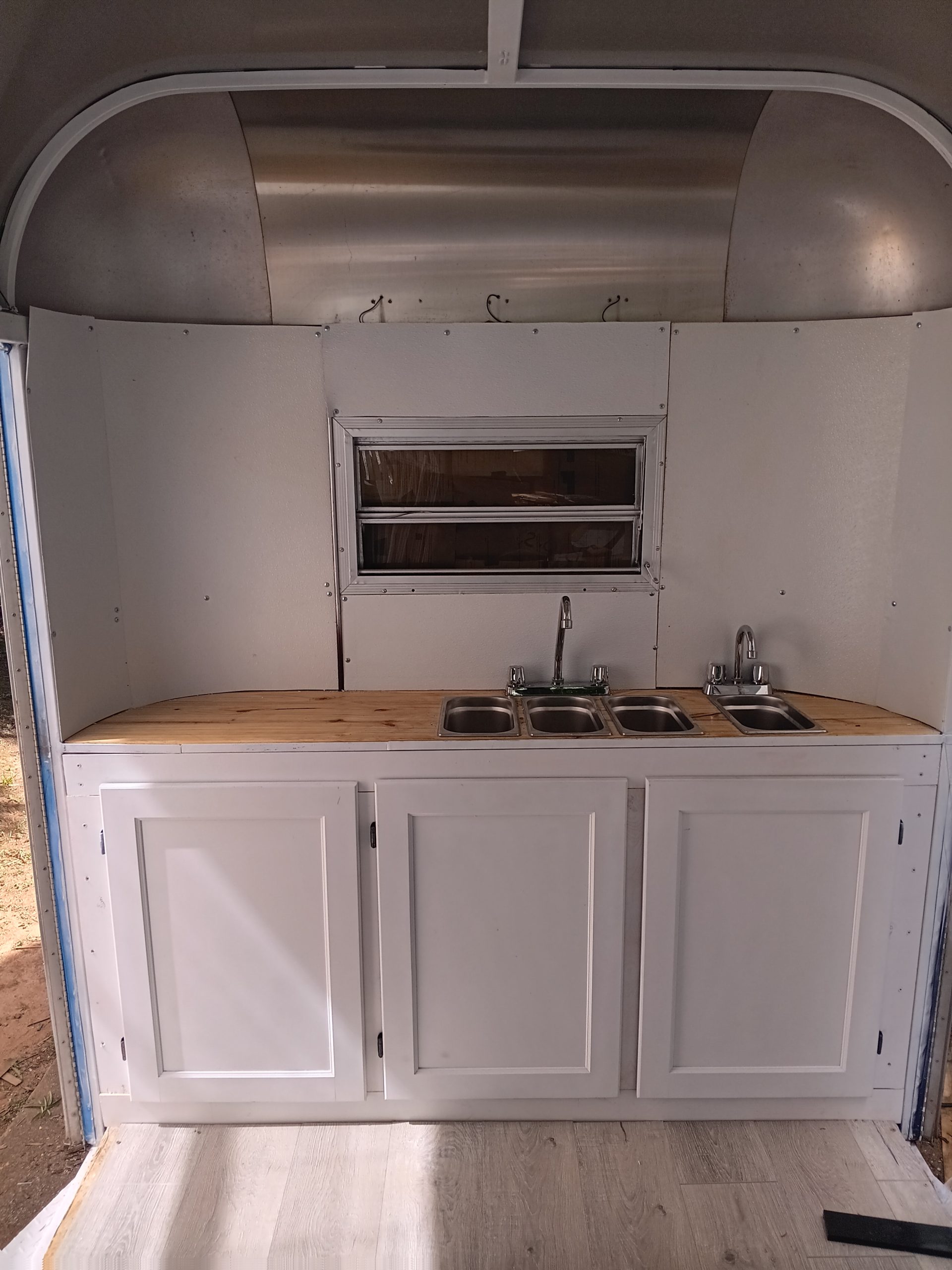 Fully Enclosed Mobile Bar