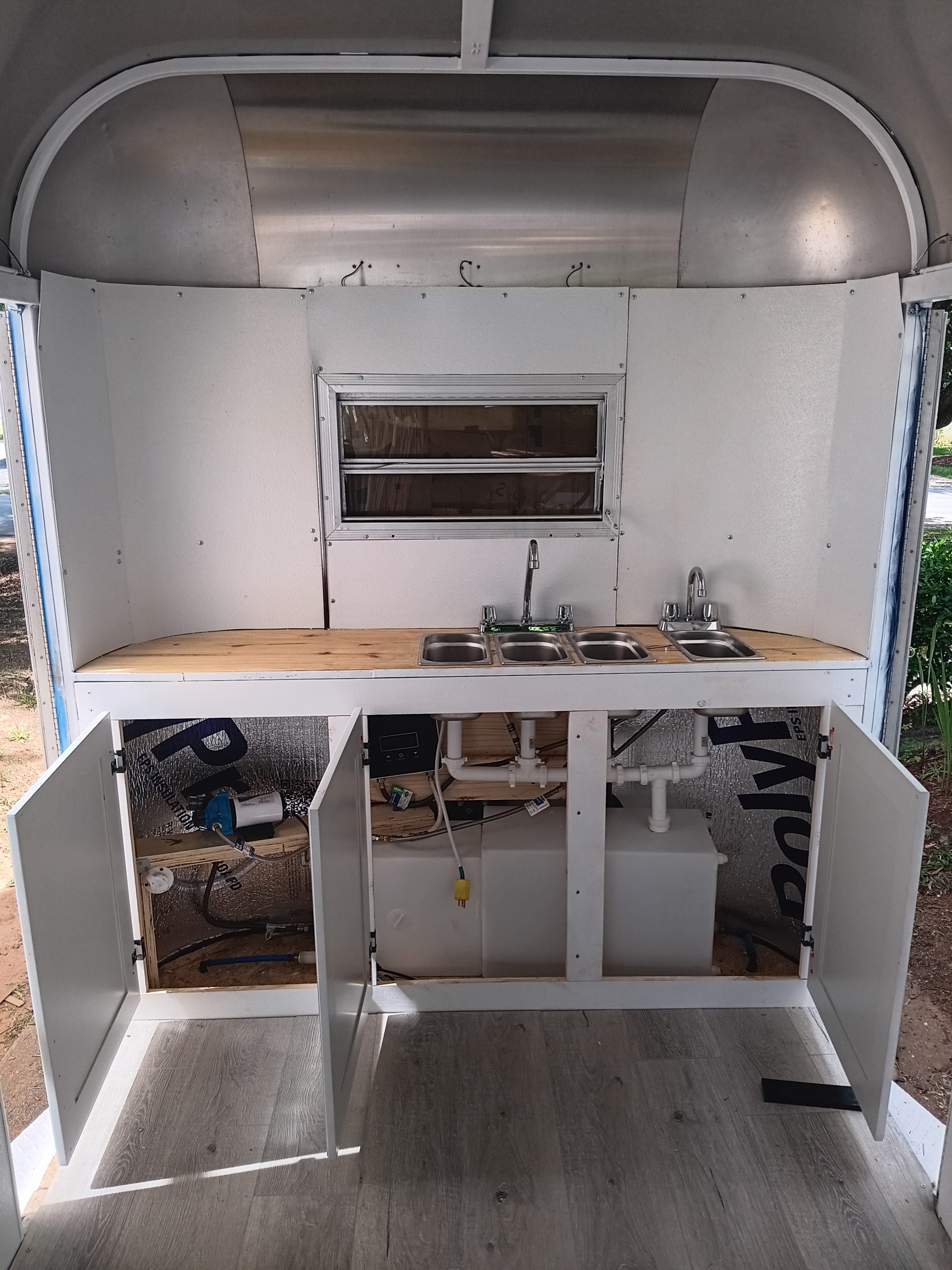 Fully Enclosed Mobile Bar